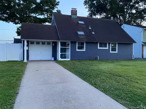 28 Marksman Ln, Levittown, NY 11756