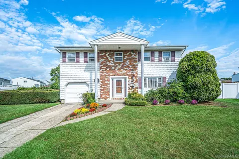 29 Sunshine Ln, Amityville, NY 11701