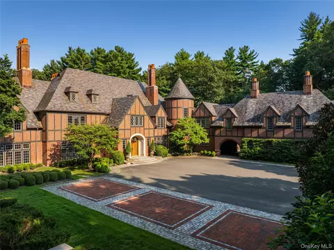 39 Chestnut Hill Dr, Oyster Bay, NY 11771