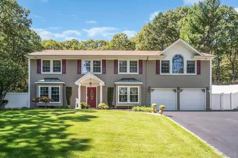 43 Stonehurst Ln, Dix Hills, NY 11746