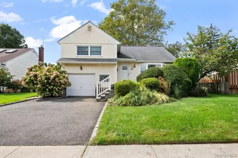 25 Marilyn Blvd, Plainview, NY 11803