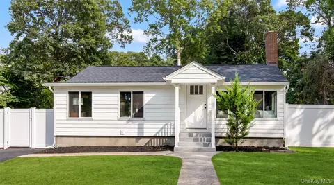 8 Woodlawn Ave, Selden, NY 11784