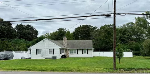 1385 Gardiner Dr, Bay Shore, NY 11706