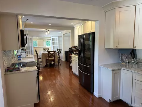 1385 Gardiner Dr, Bay Shore, NY 11706