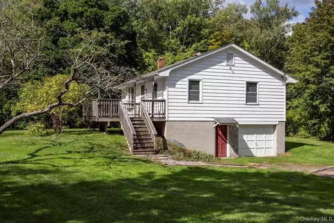 401 W Dover Rd, Pawling, NY 12564