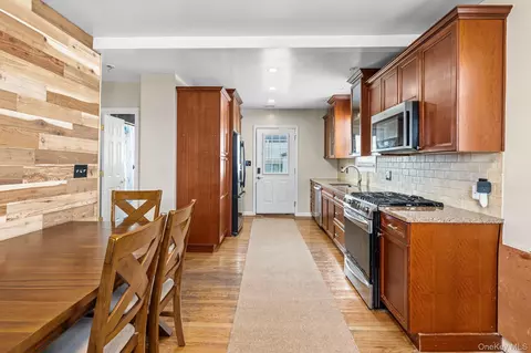 Entry Way - 95 Aka 93 Sumner Ave, Yonkers, NY 10704 photo 2 of 3