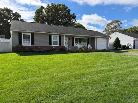 30 Inverness Rd, Holbrook, NY 11741