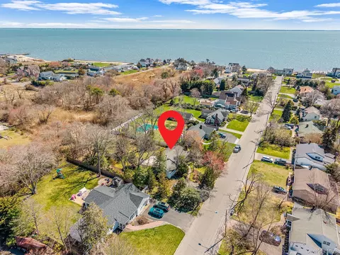 223 Connetquot Rd, Bayport, NY 11705