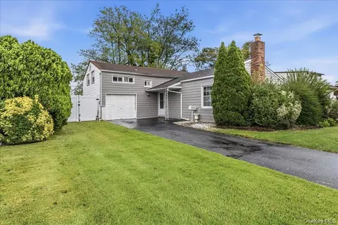 30 Jay St, Hicksville, NY 11801