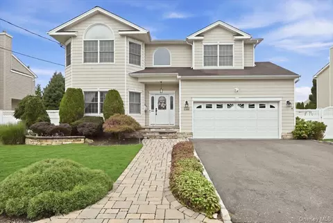 151 Monroe St, Massapequa Park, NY 11762