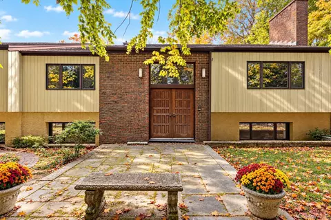 41 Park Ln, Harrison, NY 10604