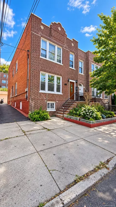 4626 Carpenter Ave, New York, NY 10470