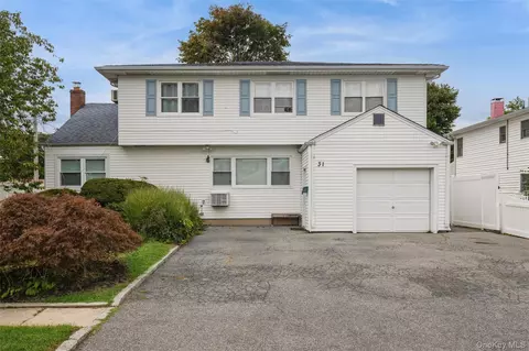 31 E June St, Lindenhurst, NY 11757