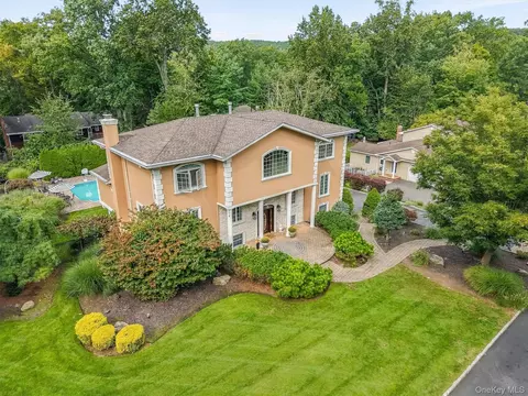 22 Beaumont Dr, Clarkstown, NY 10956