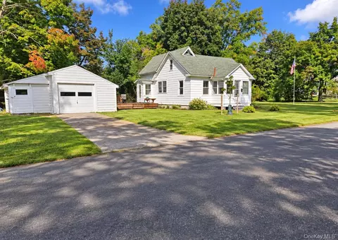 60 Violet Pl, Rhinebeck, NY 12572