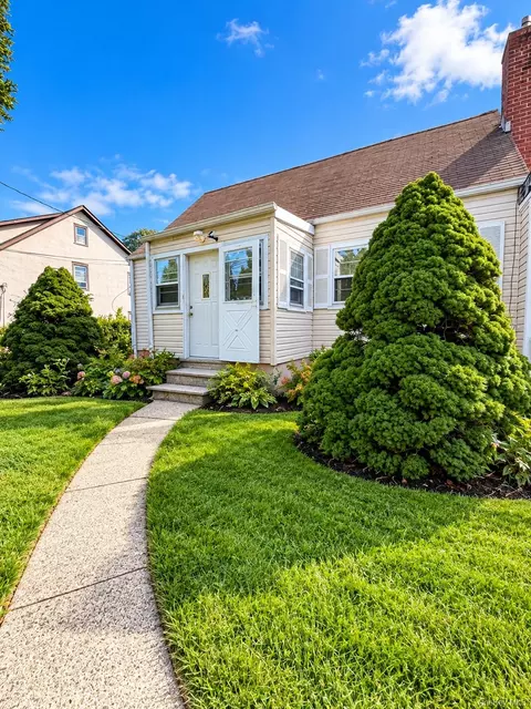12 N Mortimer Ave, Greenburgh, NY 10523