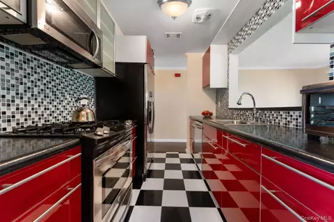 Kitchen - 5 High Meadow Trl #5, Peekskill, NY 10566 photo 2 of 3