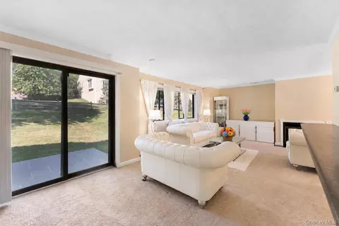Living - 5 High Meadow Trl #5, Peekskill, NY 10566 photo 3 of 5