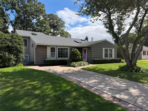 9 Milton St, Sayville, NY 11782