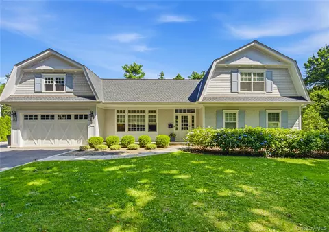 2 Wood Ln, Locust Valley, NY 11560