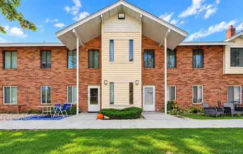 30 Pueblo Ct #30, Coram, NY 11727