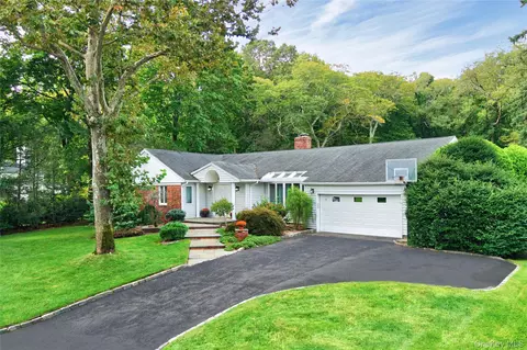 14 Maplewood Ln, North Hempstead, NY 11576