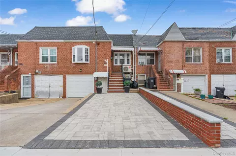 8953 Vanderveer St, New York, NY 11427