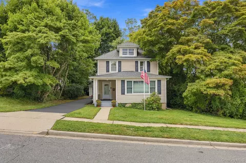 24 Bella Vista St, Locust Valley, NY 11560