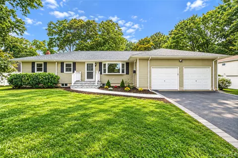 132 Smith Ave, Holbrook, NY 11741