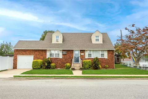 328 1st Ave, Lindenhurst, NY 11757