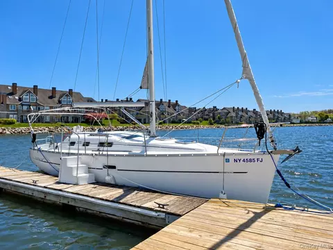 80 Half Moon Bay Marina Dr #E-15, Cortlandt, NY 10520