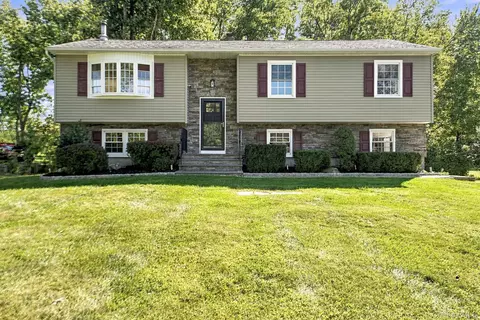 52 Kensington Dr, East Fishkill, NY 12533