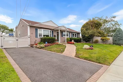 142 Montgomery Ave, Oceanside, NY 11572
