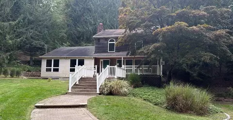 56 E Bartlett Rd, Middle Island, NY 11953