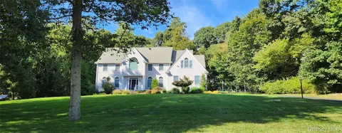 56 Londonderry Ln, Somers, NY 10589