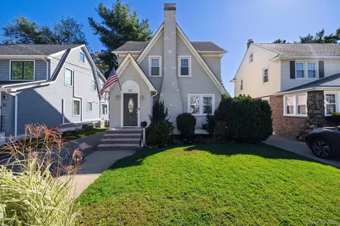 22 Stuart Ave, Malverne, NY 11565