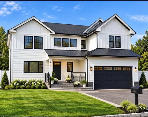 8 Goodwin Pl, Northport, NY 11768