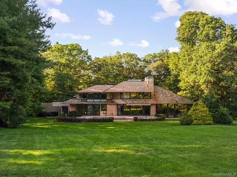 101 Wheatley Rd, Old Westbury, NY 11568