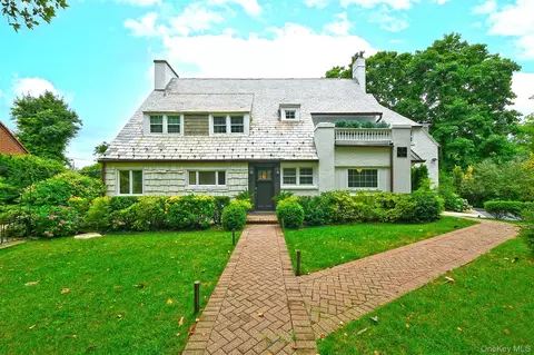 3 Beacon Hill Rd, North Hempstead, NY 11050