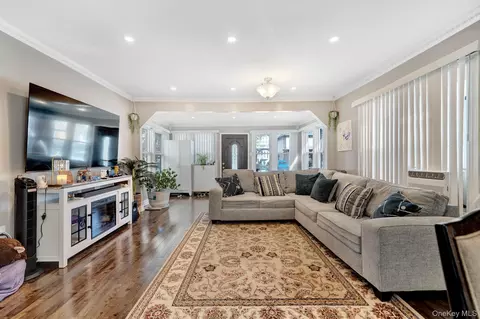 9322 201st St, New York, NY 11423