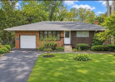 5 Pebble Ln, Huntington Station, NY 11746