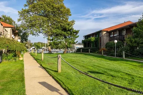 Exterior - 263 River Ave #19, Patchogue, NY 11772 photo 7 of 8