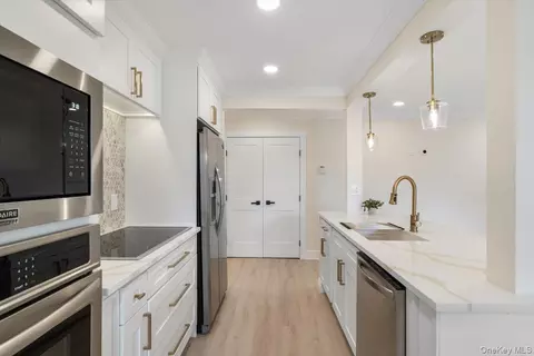 Kitchen - 263 River Ave #19, Patchogue, NY 11772 photo 2 of 4