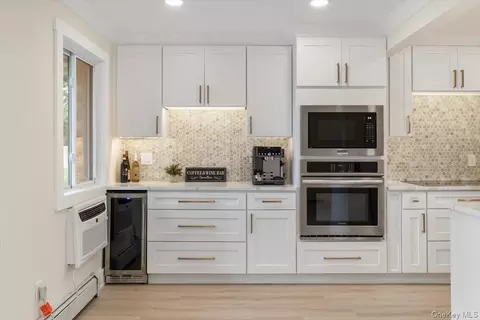 Kitchen - 263 River Ave #19, Patchogue, NY 11772 photo 3 of 4