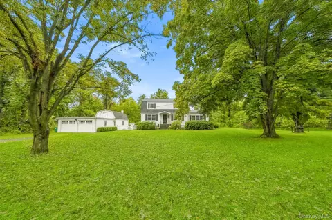 10 Barrett Dr, East Fishkill, NY 12533