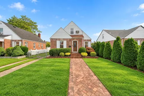 61 Stephen Pl, Valley Stream, NY 11580