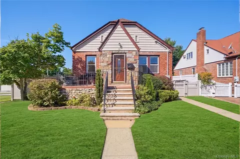 48 Central Blvd, Merrick, NY 11566