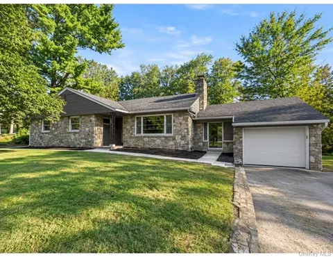 1 Norah Ln, Hyde Park, NY 12538