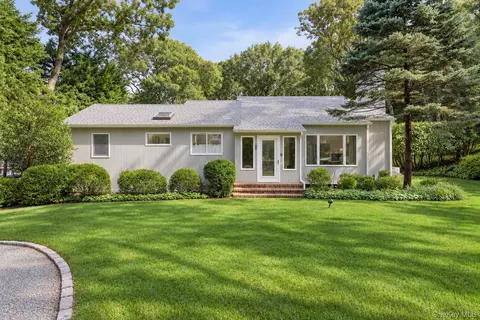 25 Old Squiretwon Rd, Hampton Bays, NY 11946