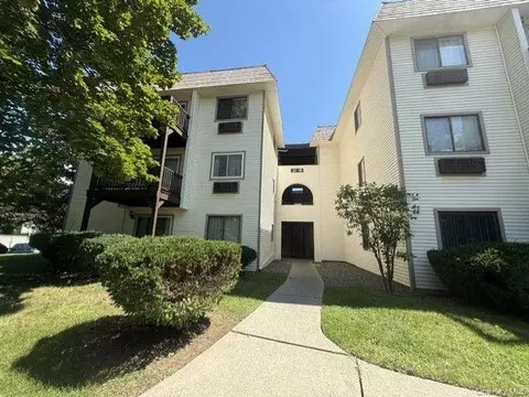 21 Village Park Dr #1B, Fishkill, NY 12524